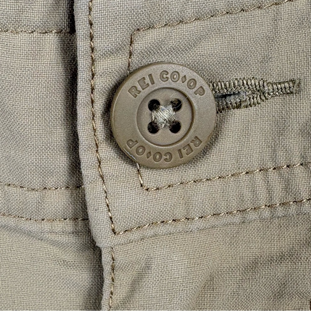 Men's REI Stretch Fabric Expandable Waist Cargo Khaki Colored Shorts 38 Waist - Picture 8 of 8